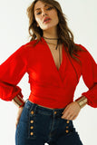 Q2 Top curto vermelho com mangas compridas e largas
