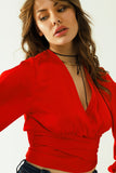 Top curto vermelho com mangas compridas e largas