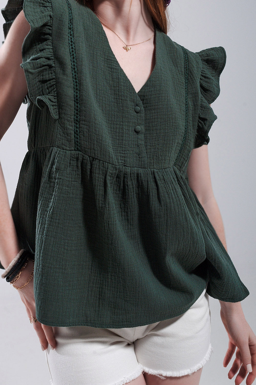 Top de algodão em cáqui com mangas de rufos