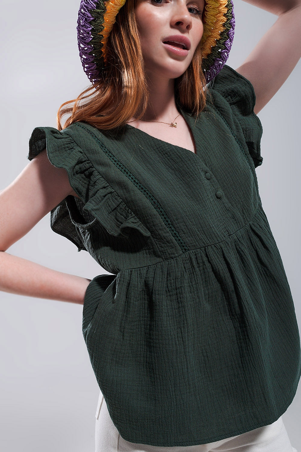 Top de algodão em cáqui com mangas de rufos