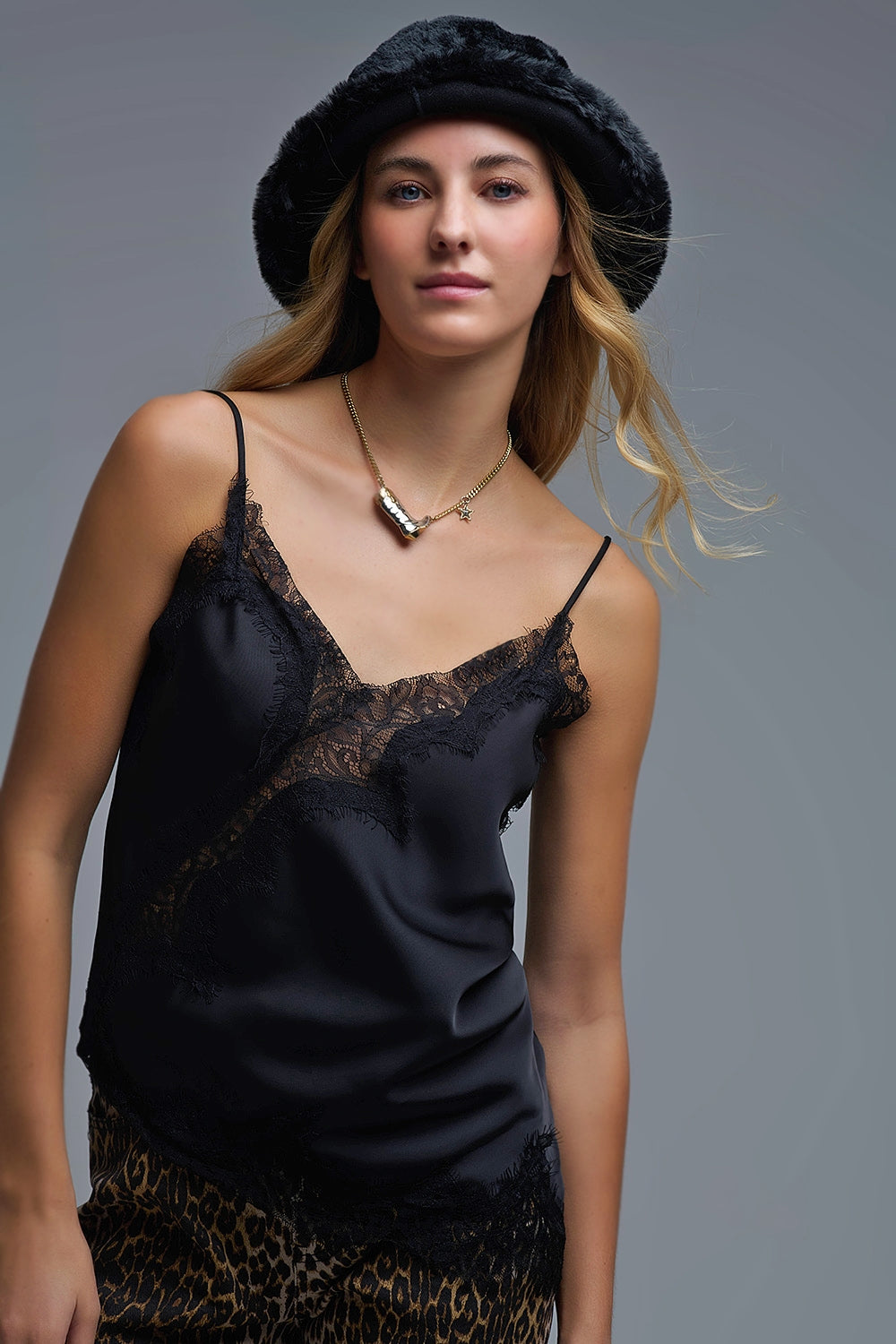Q2 Top de cetim assimétrico em preto com design atado
