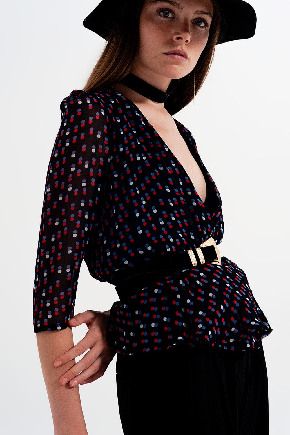 Top de chiffon de bolinhas em preto