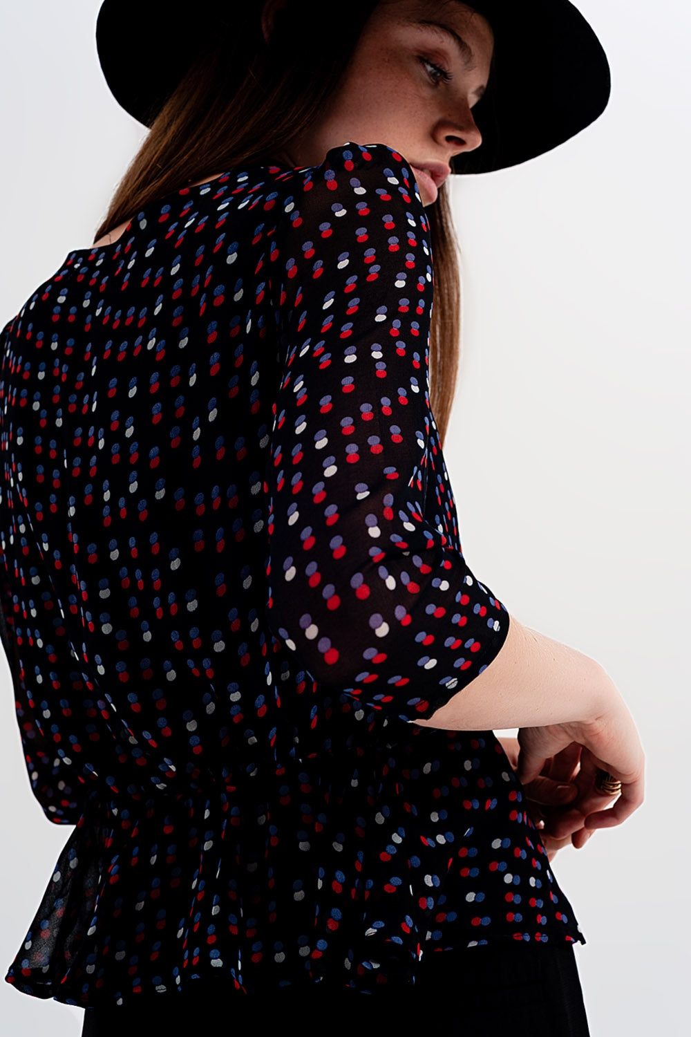 Top de chiffon de bolinhas em preto