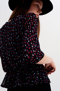 Top de chiffon de bolinhas em preto