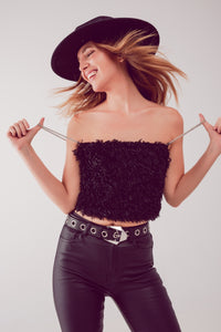 Top de cor preto curto com plumas