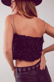 Top de cor preto curto com plumas