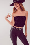 Q2 Top de cor preto curto com plumas