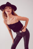 Top de cor preto curto com plumas