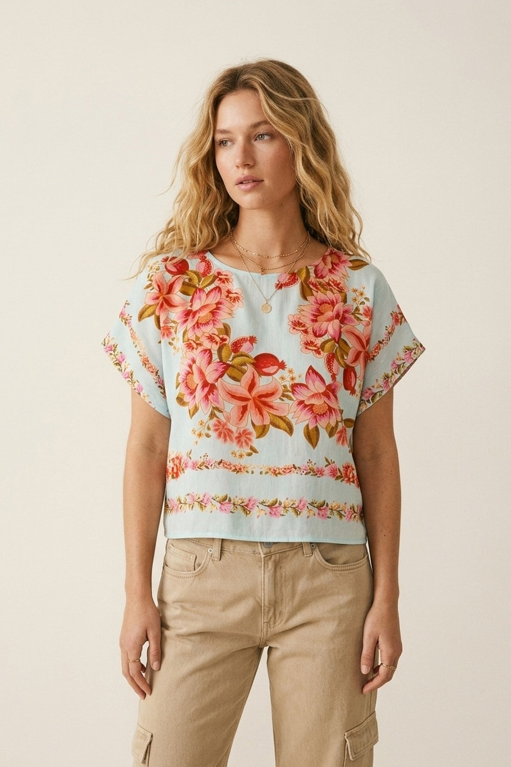 Q2 Top de corte em tecido boxy azul claro com estampado floral leve