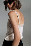 Top de detalhe de renda em creme