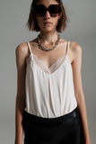 Top de detalhe de renda em creme