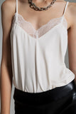 Top de detalhe de renda em creme