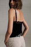 Top de detalhe de renda em preto