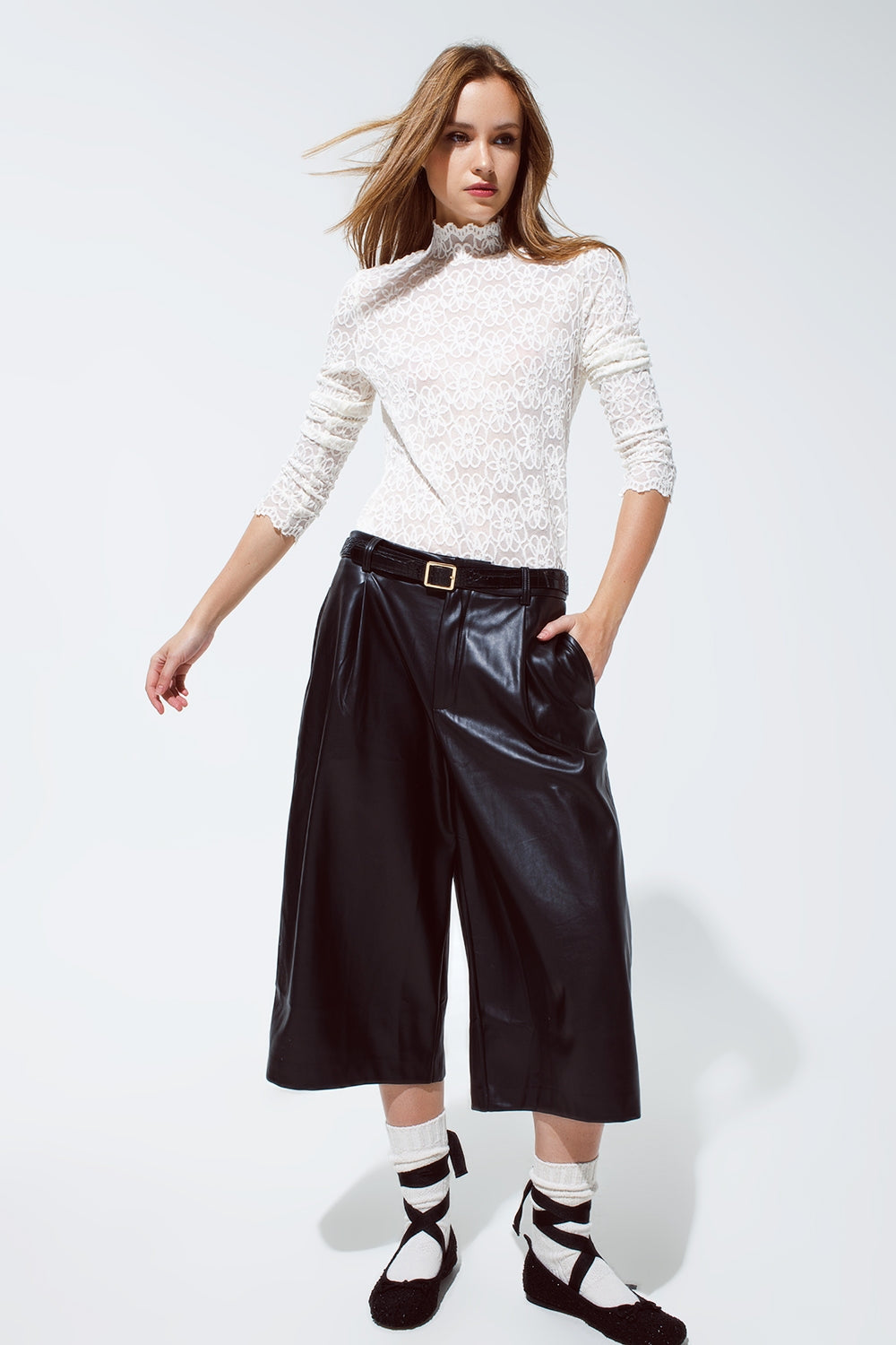 Top de gola alta com flores bordadas e pormenores de vieiras em branco