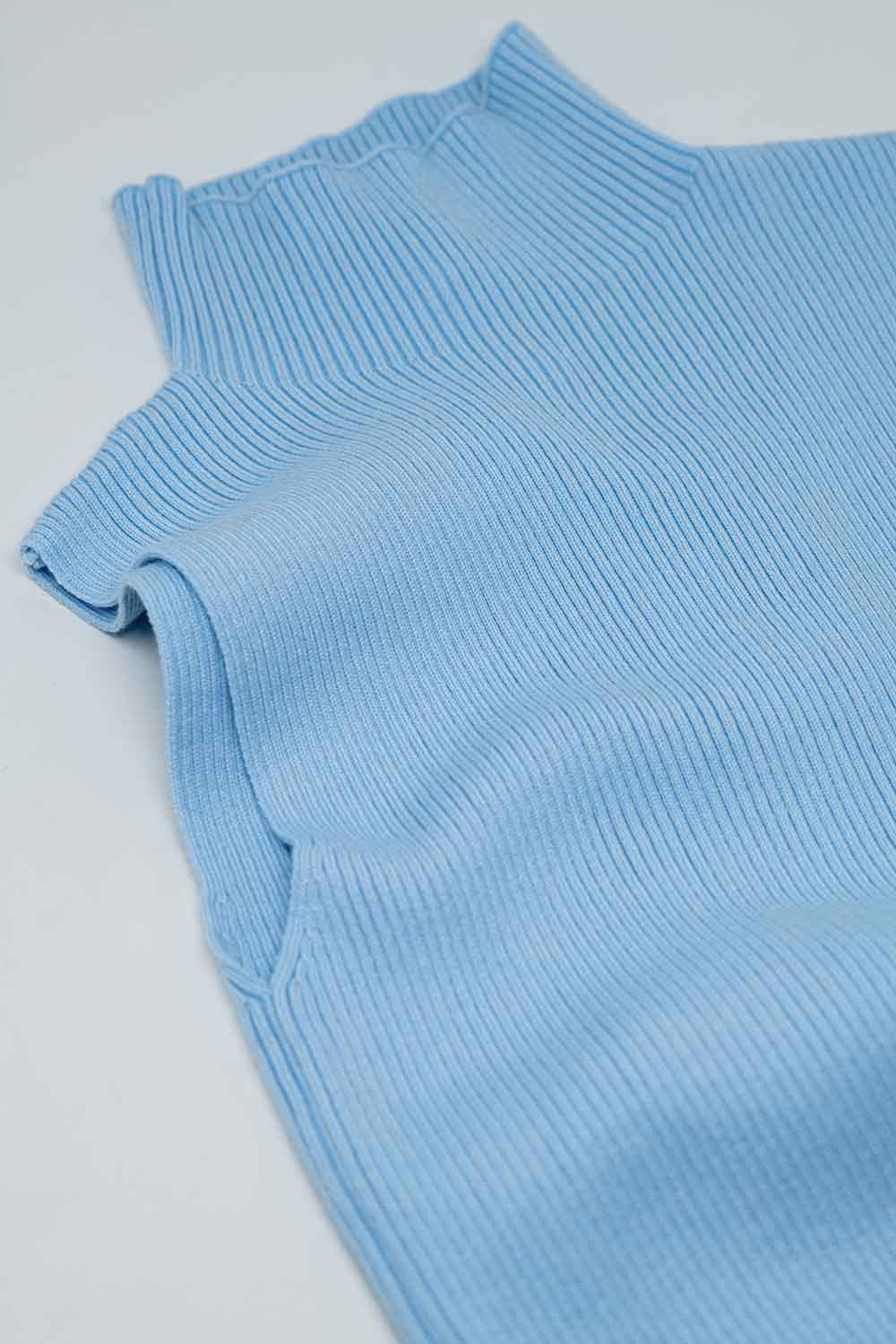 Top de malha azul claro sem mangas