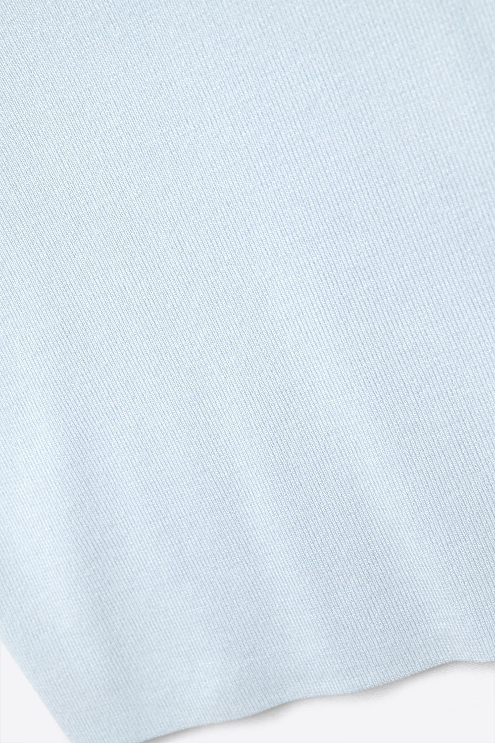 Top de malha canelada azul-bebé com decote em V e alças em forma de esparguete