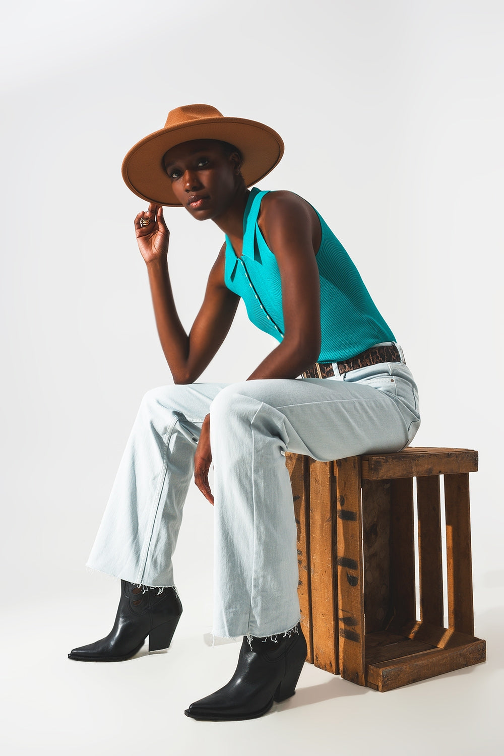 Top de malha com pescoço de polo em turquesa