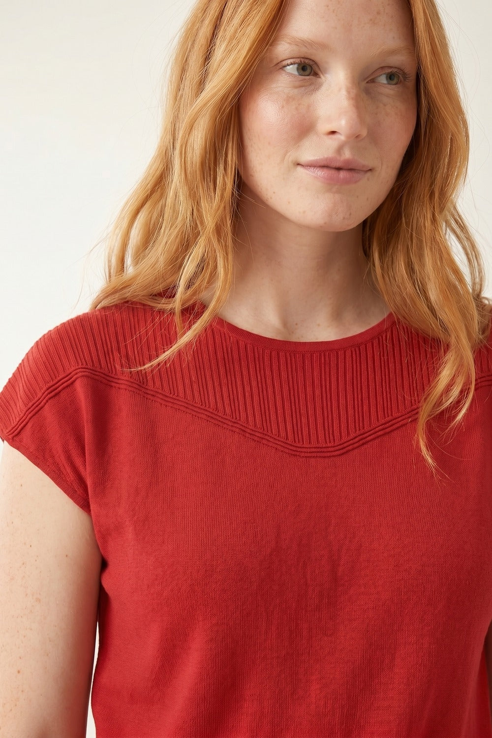 Top de Malha Fina com Detalhe Canelado Vermelho e Manga Curta