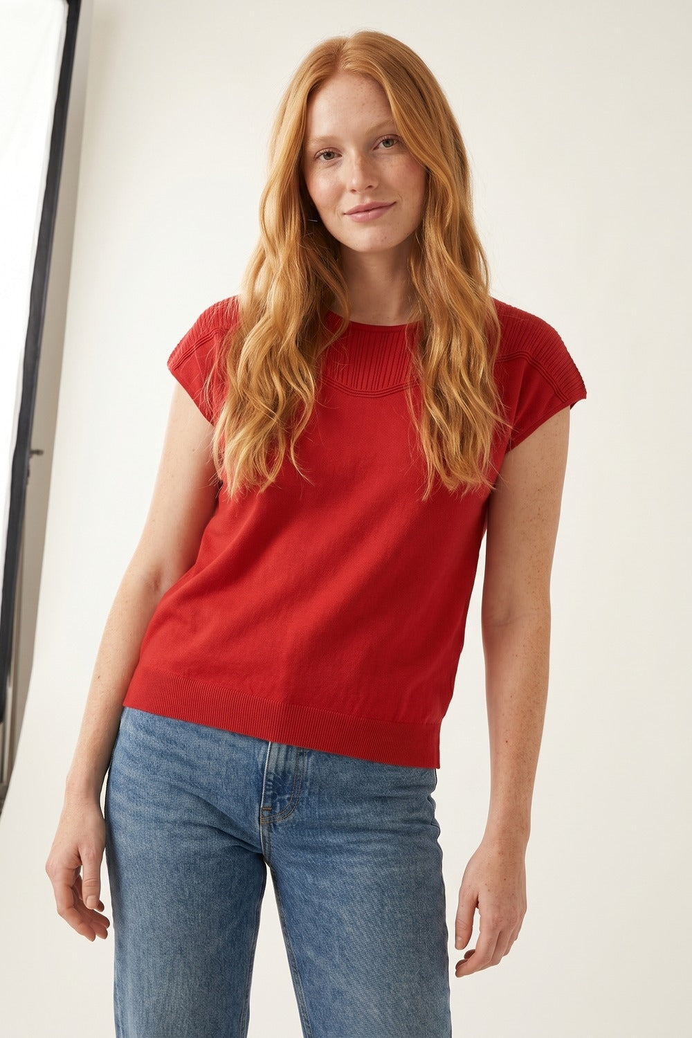 Top de Malha Fina com Detalhe Canelado Vermelho e Manga Curta