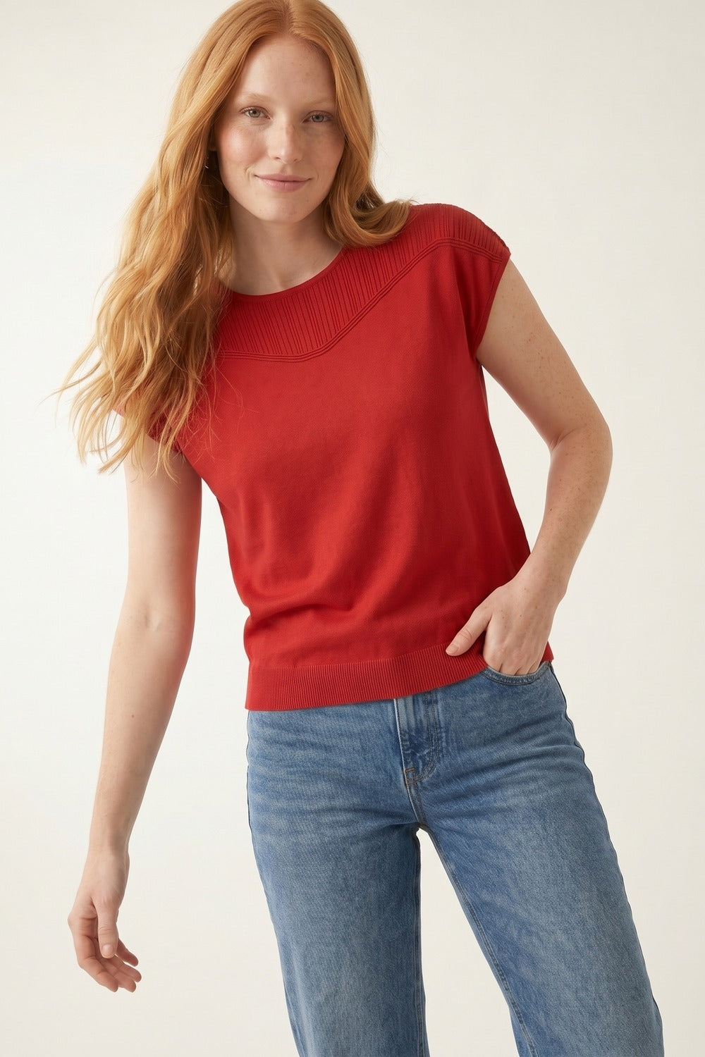 Top de Malha Fina com Detalhe Canelado Vermelho e Manga Curta
