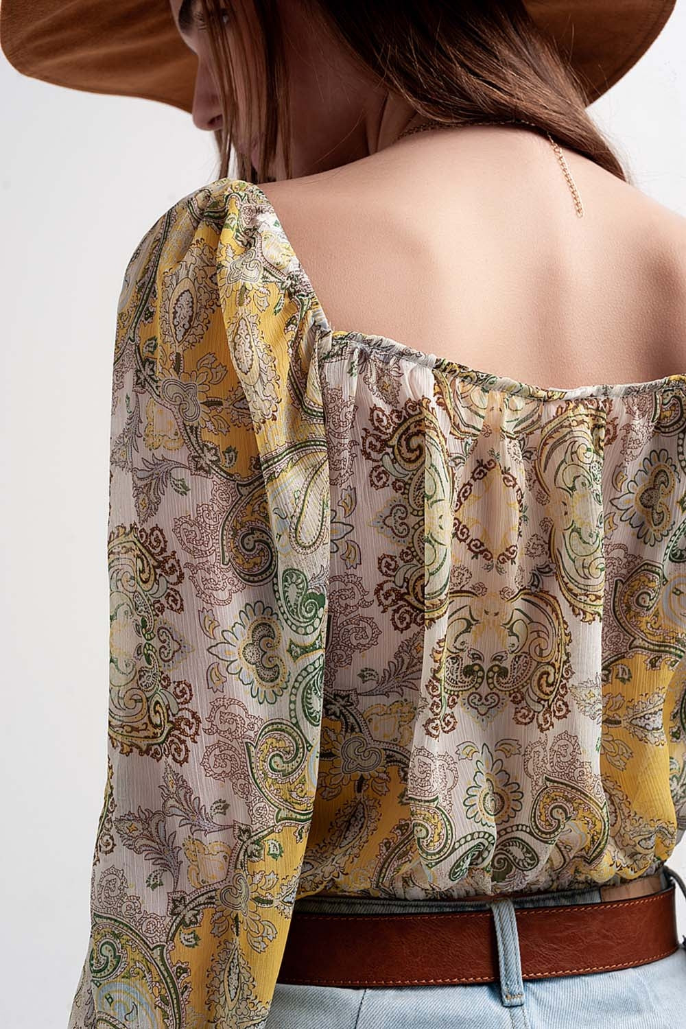 top de manga comprida com cintura shirred e detalhe de gravata em impressão de cachemir