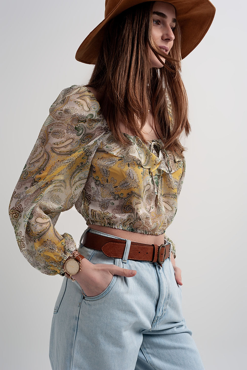 top de manga comprida com cintura shirred e detalhe de gravata em impressão de cachemir