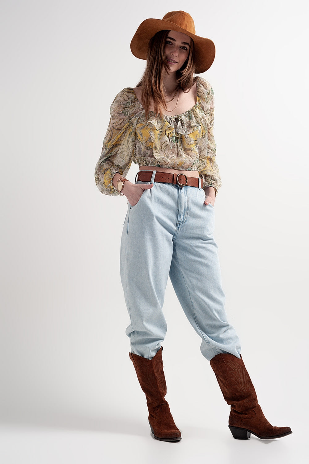 top de manga comprida com cintura shirred e detalhe de gravata em impressão de cachemir