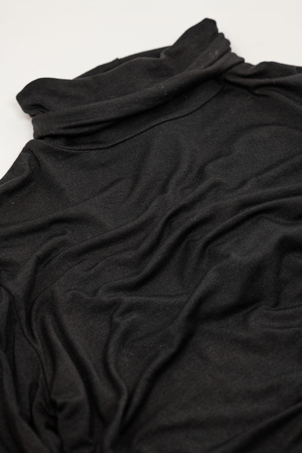 Top de manga comprida com gola alta em modal preto