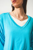 Top de manga comprida em modal azul com decote em V preto