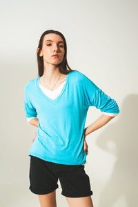 Top de manga comprida em modal azul com decote em V preto