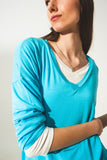 Top de manga comprida em modal azul com decote em V preto