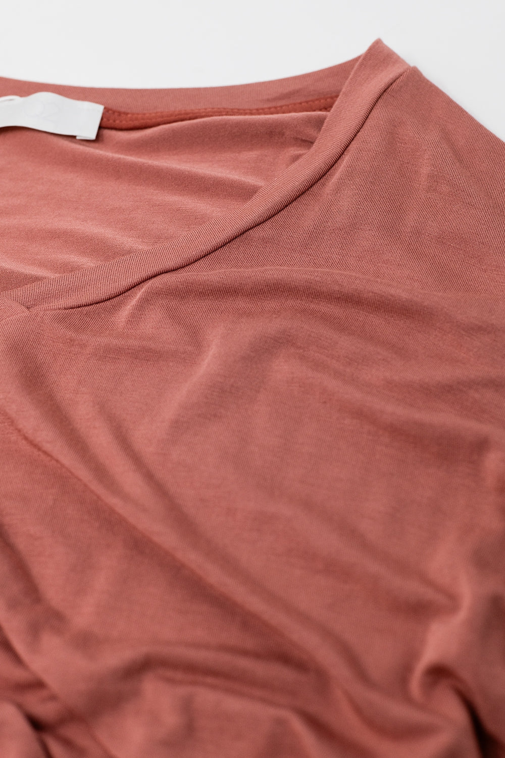 Top de manga comprida em modal púrpura com decote em V laranja