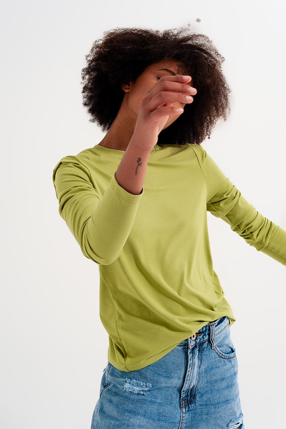 Top de manga comprida verde com detalhes no ombro