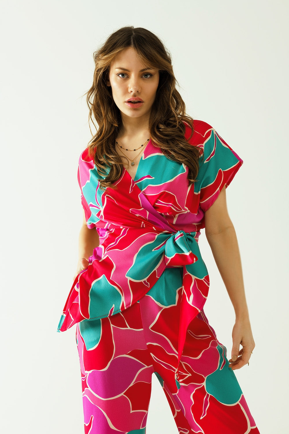Q2 Top de manga curta com design floral e um pormenor de nó