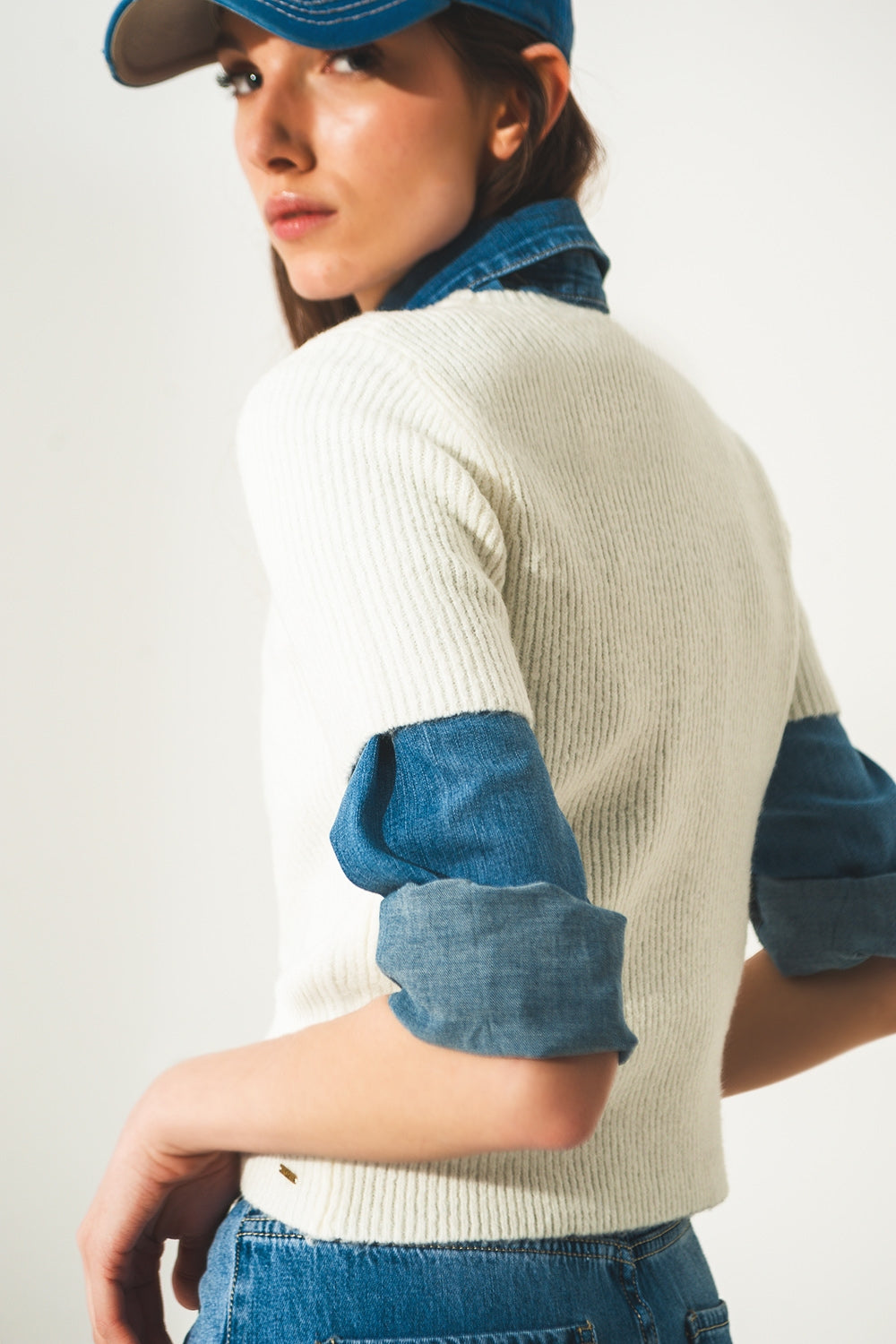 Top de manga curta com nervuras em creme