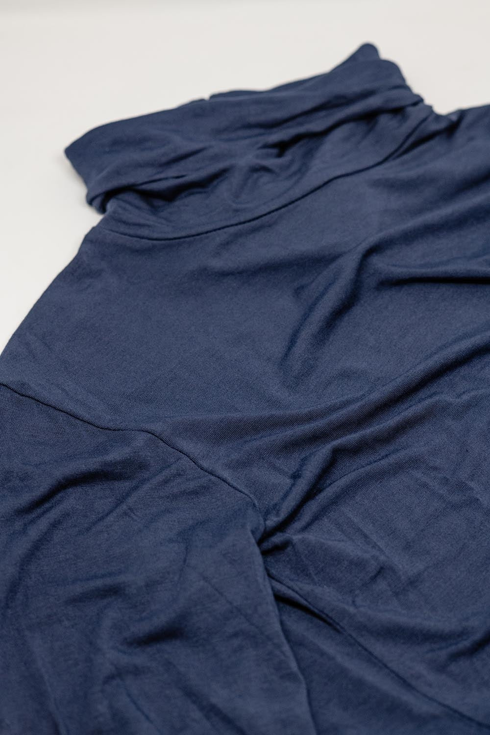 Top de modal de manga comprida de pescoço alto em marinha