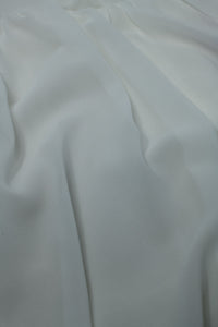 Top de musselina branca com design de pregas