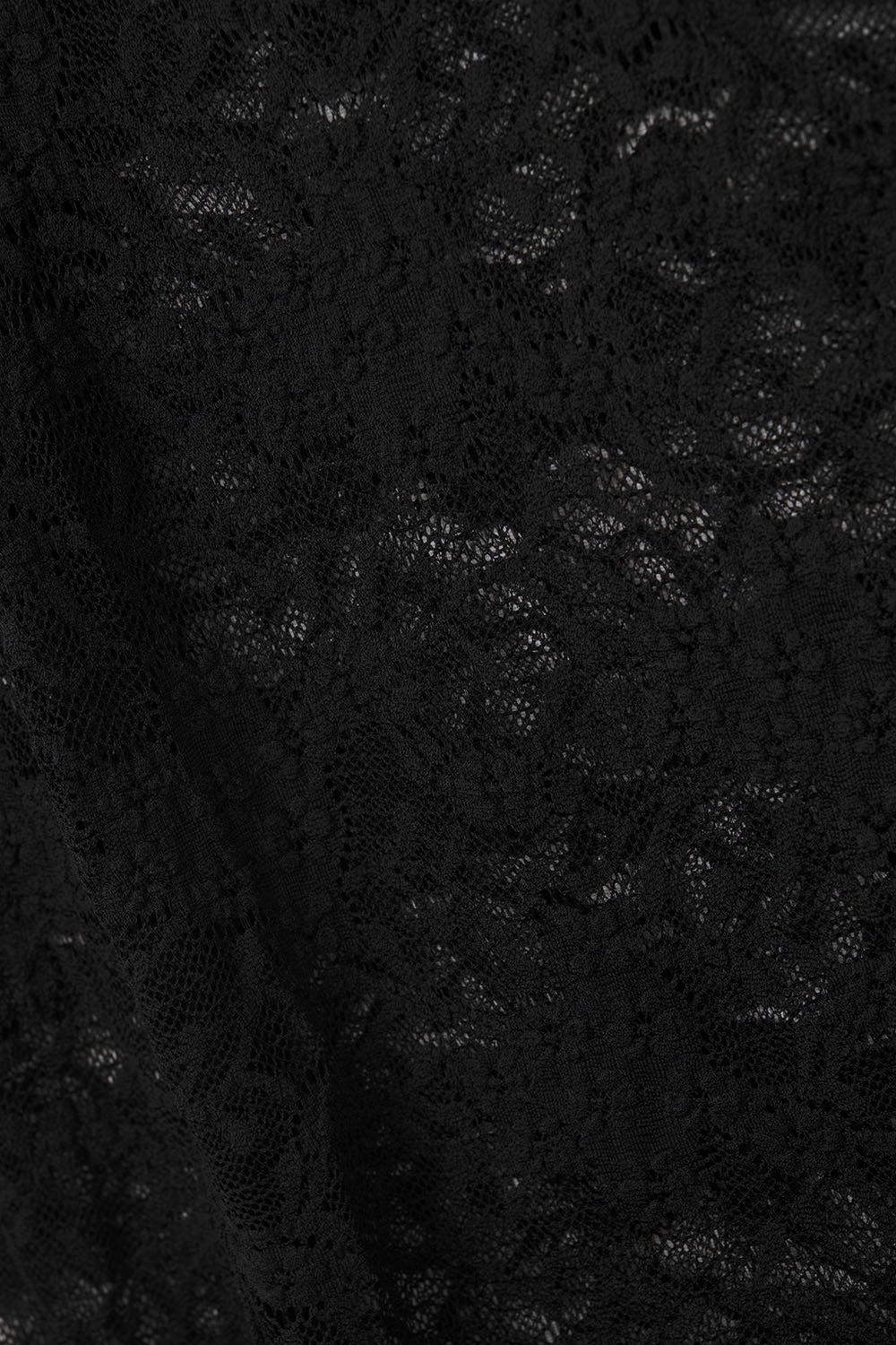 Top de renda preta com mangas compridas e largas e babados