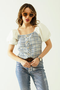 Q2 Top de tweed azul com mangas curtas volumosas e botões de pérolas