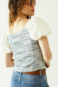 Top de tweed azul com mangas curtas volumosas e botões de pérolas