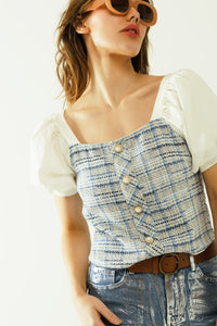 Top de tweed azul com mangas curtas volumosas e botões de pérolas
