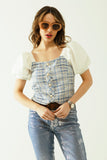 Q2 Top de tweed azul com mangas curtas volumosas e botões de pérolas
