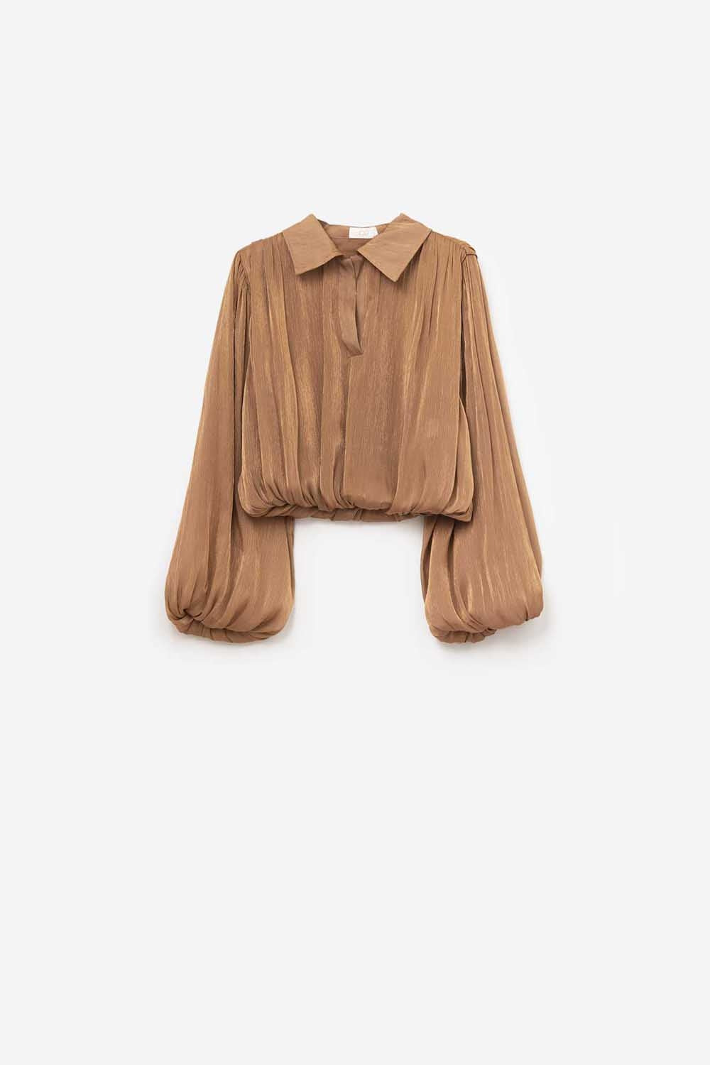 Q2 Top elegante de cetim brilhante com corte em camel