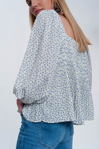 Top floral azul com decote quadrado e mangas insufláveis