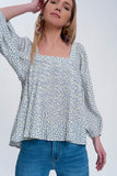 Q2 Top floral azul com decote quadrado e mangas insufláveis