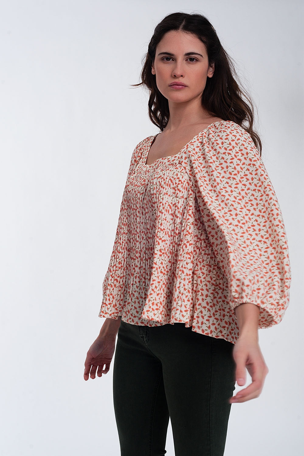 Q2 Top floral coral com decote quadrado e mangas insufláveis