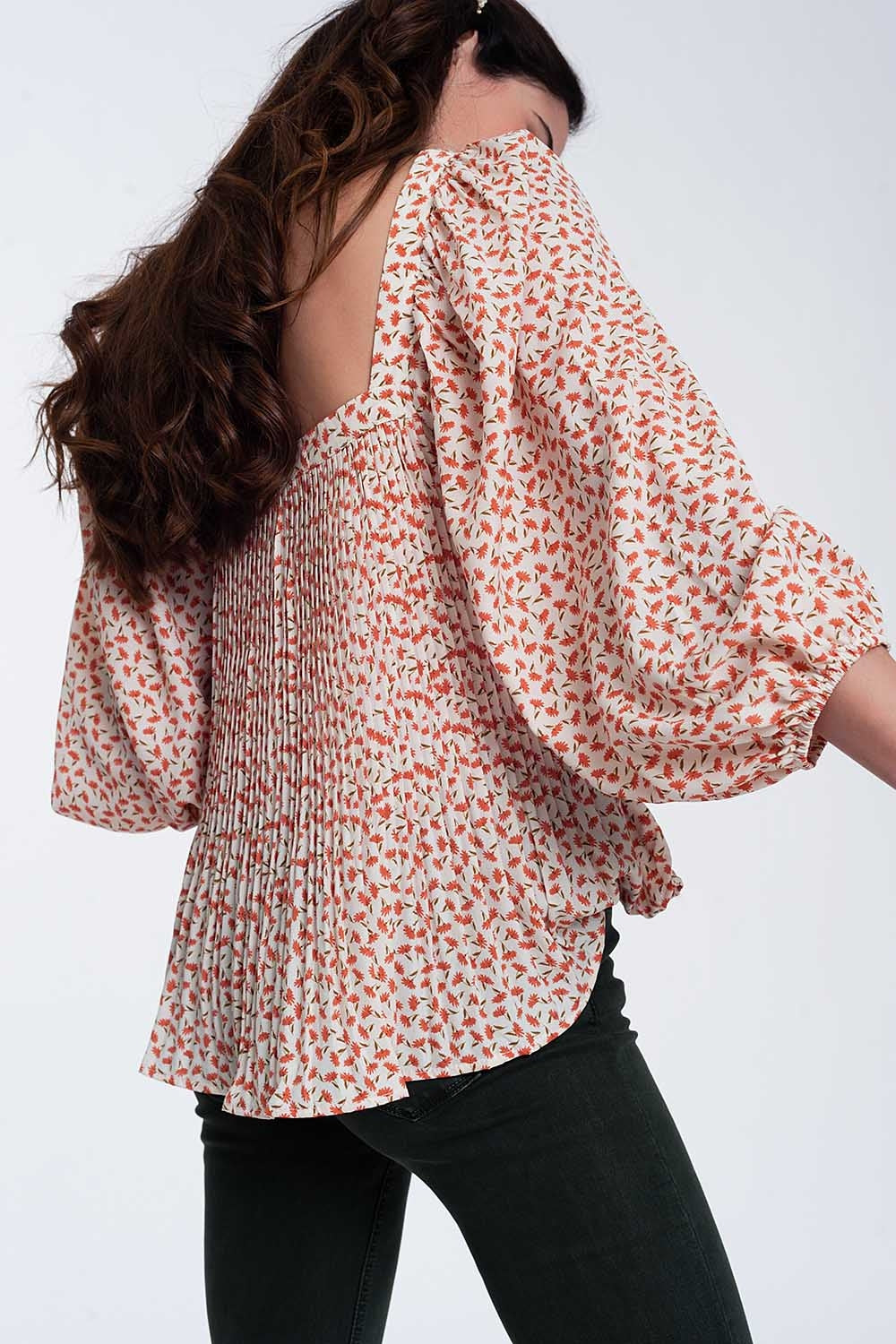 Top floral coral com decote quadrado e mangas insufláveis