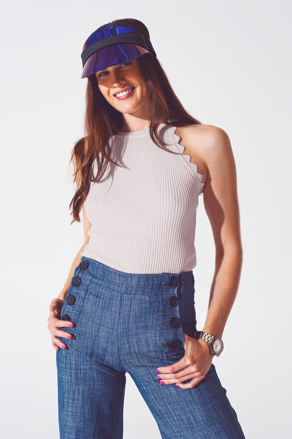 Q2 Top halter com nervuras e acabamento em scallop em beige