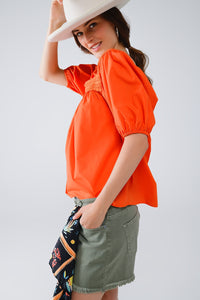 Q2 Top laranja com decote quadrado e mangas curtas