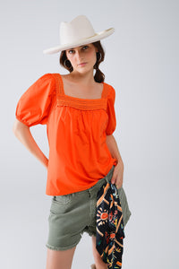 Top laranja com decote quadrado e mangas curtas